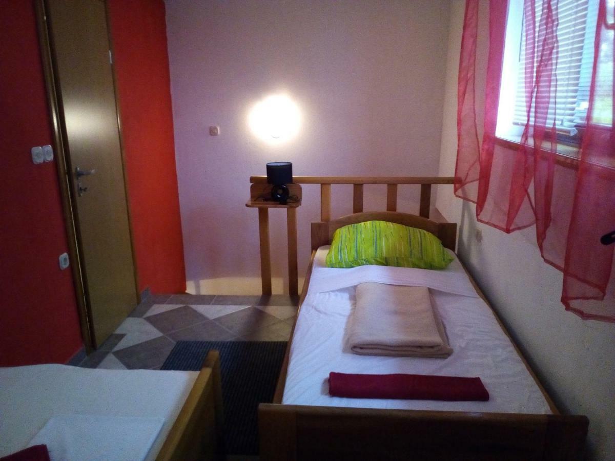 Studio Apartman Hrast Seline Buitenkant foto