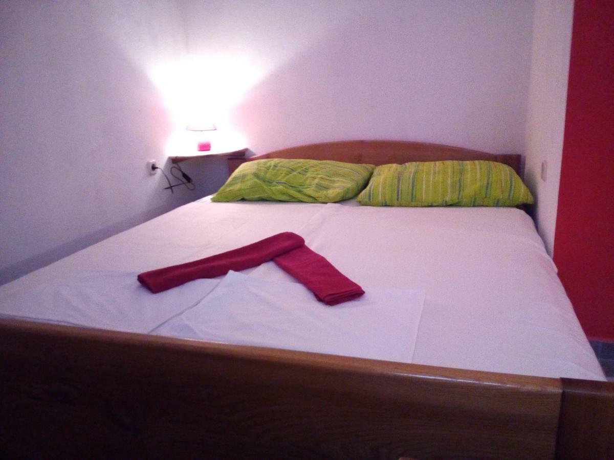 Studio Apartman Hrast Seline Buitenkant foto