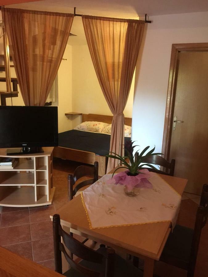 Studio Apartman Hrast Seline Buitenkant foto